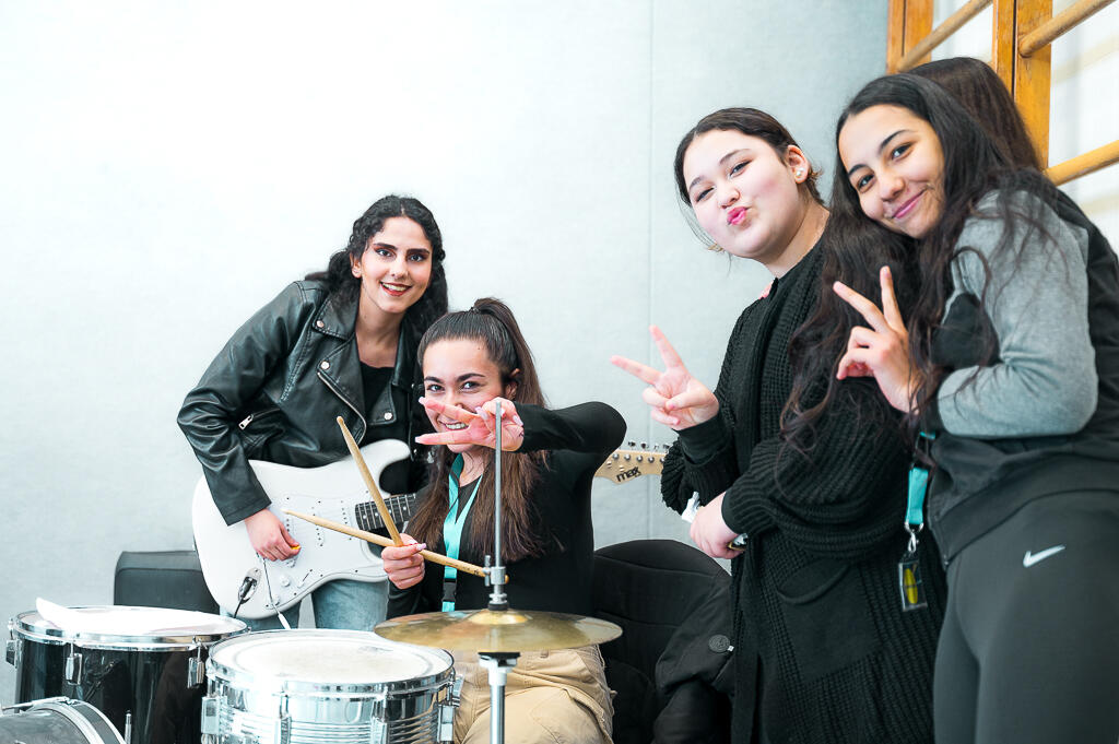 Eine Mädchen-Band posiert für ein Foto