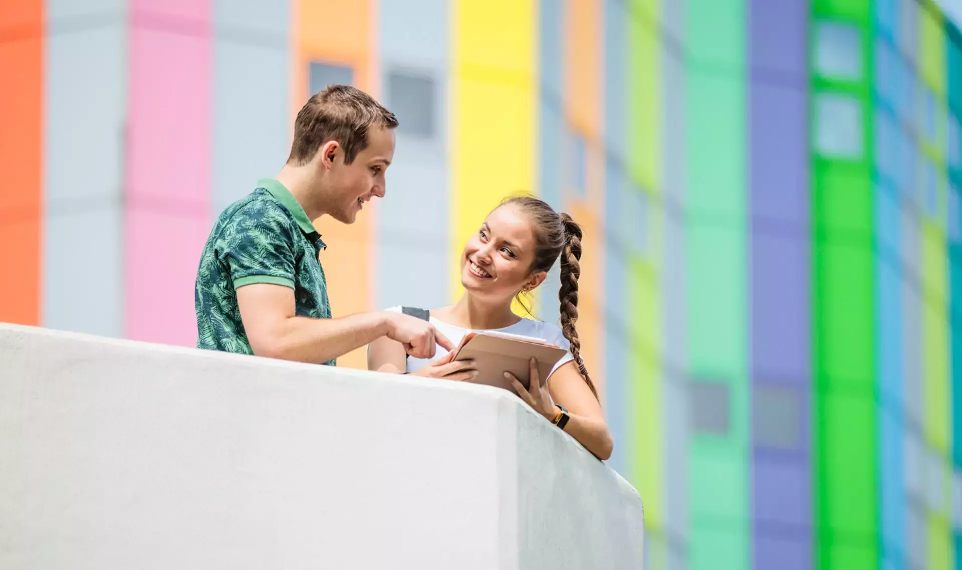 Schülerin und Schüler stehen vor der Universität in Essen