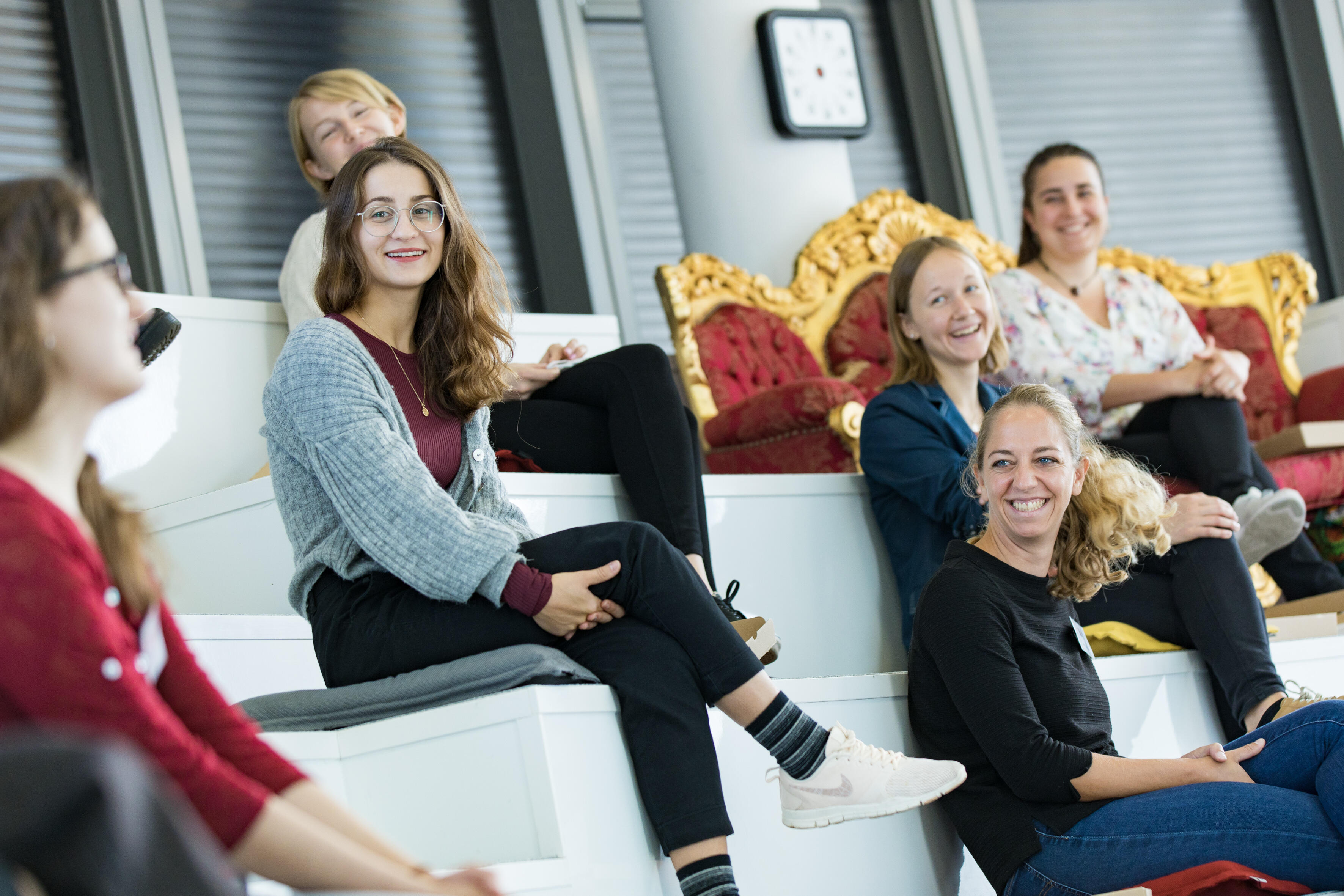 studieninteressierte Frauen sitzen einer Vorlesung bei