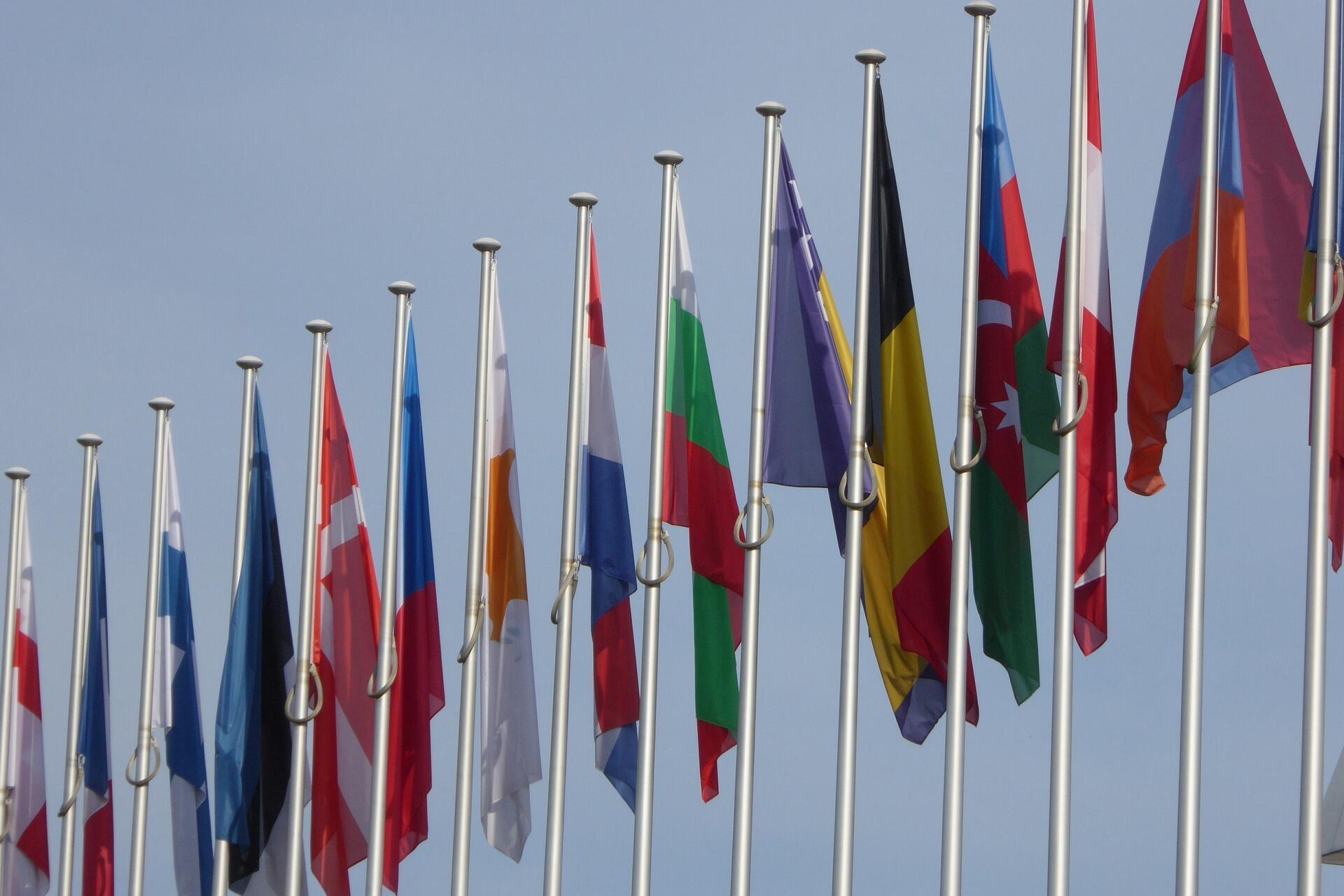 Flaggenstände mit verschiedenen Flaggen der EU