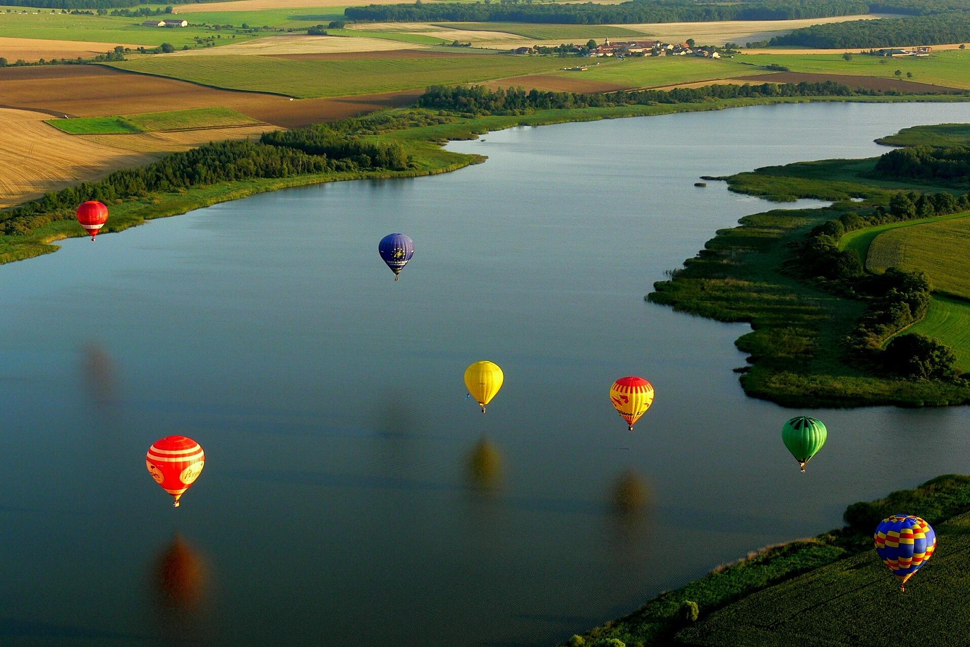 Bunte Heißluftballons in Metz
