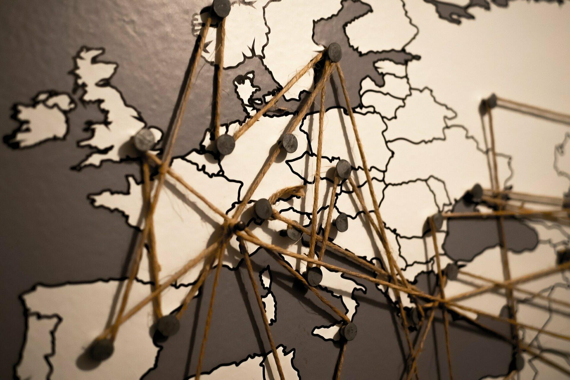 Europa-Karte in schwarz-weiß.