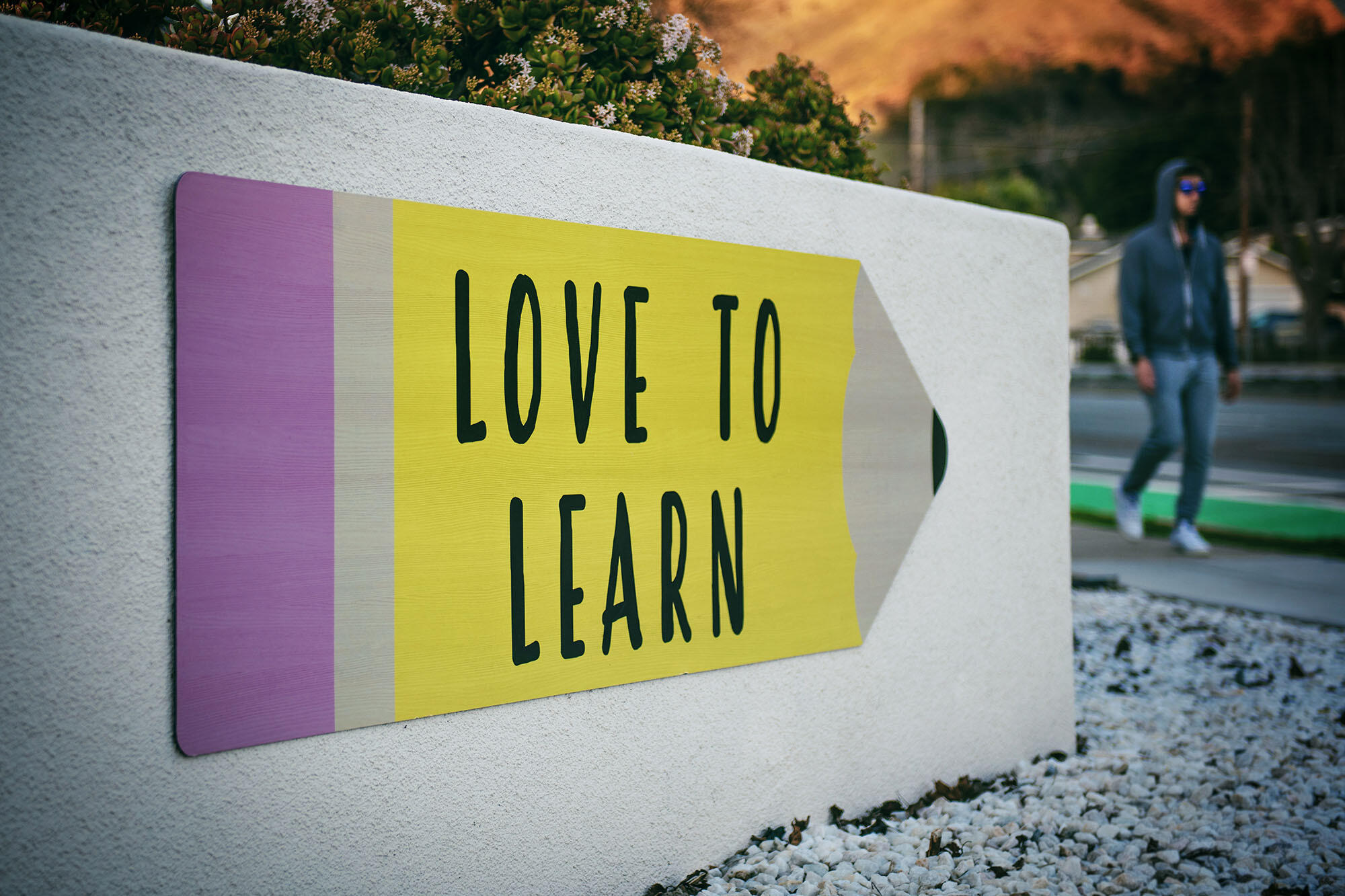 Buntes Schild mit der Aufschrift "LOVE TO LEARN"