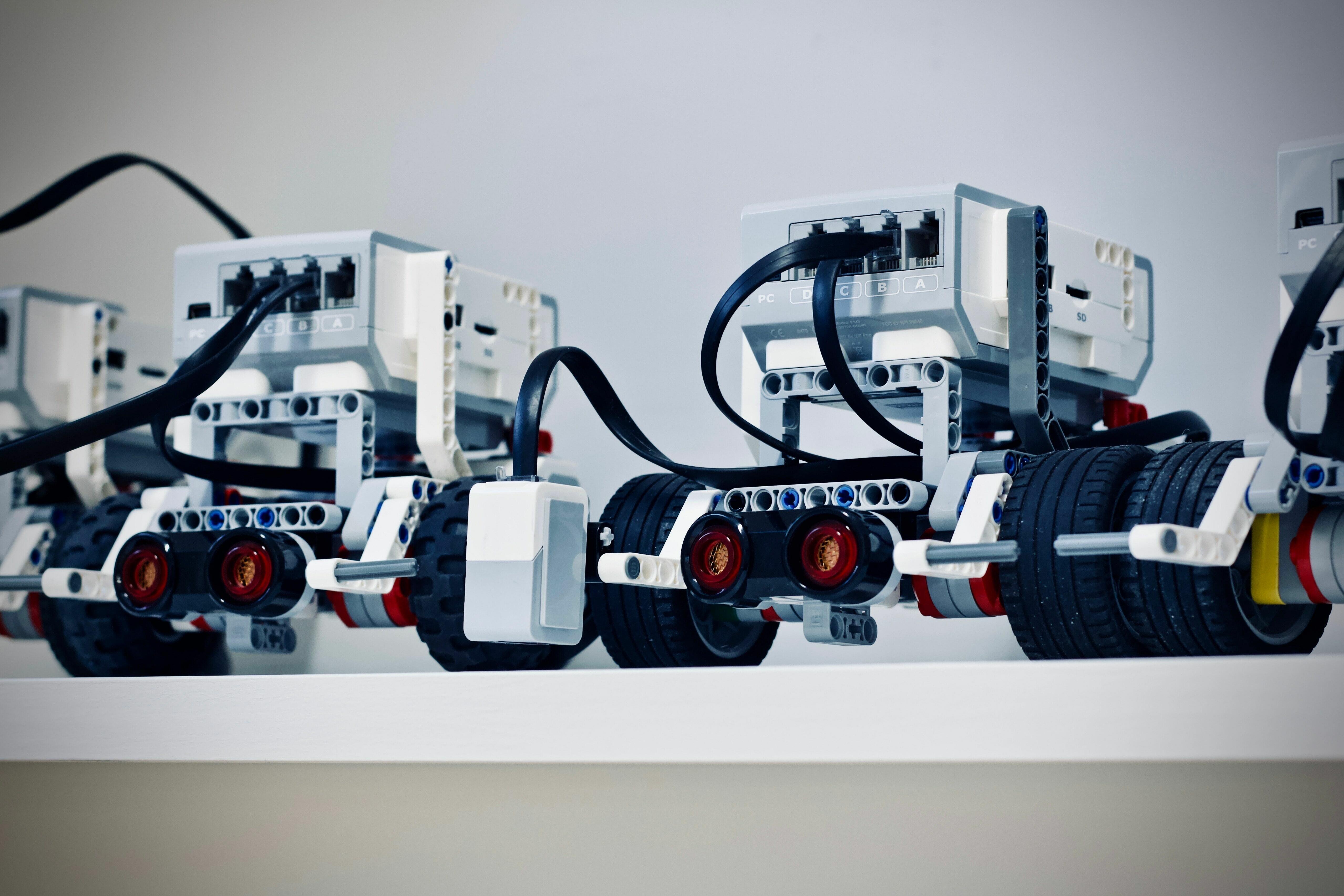 Abbildung von zwei Lego-Robotics.